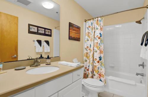 Ένα μπάνιο στο Sandpeddler Inn and Suites
