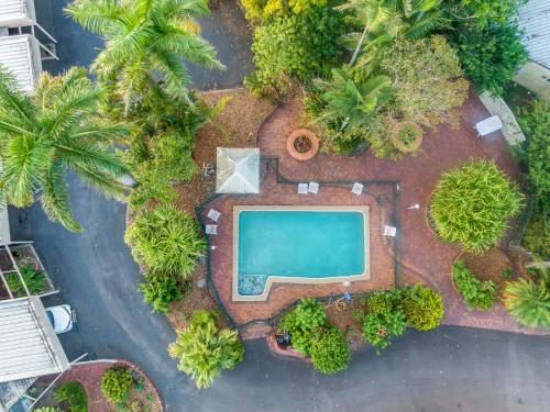 an overhead view of a swimming pool in a park at Bundaberg International in Bundaberg