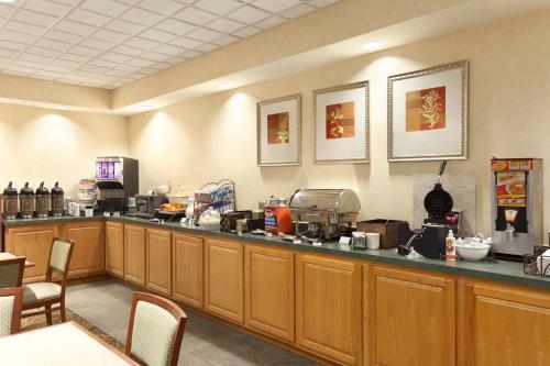 Принадлежности для чая и кофе в Country Inn & Suites by Radisson, Bel Air-Aberdeen, MD