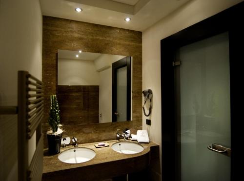 ein Badezimmer mit zwei Waschbecken und einem großen Spiegel in der Unterkunft Alvino Suite And Breakfast in Lecce