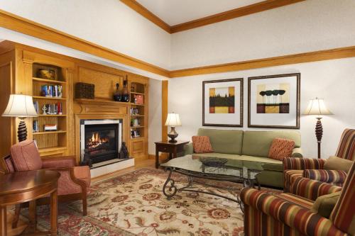 Гостиная зона в Country Inn & Suites by Radisson, Bel Air-Aberdeen, MD