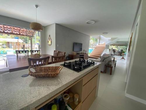 Dapur atau dapur kecil di Casa de praia deslumbrante em Massarandupió