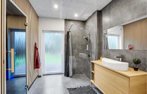 Bilik mandi di Gorgeous Home In Thyholm With Wifi