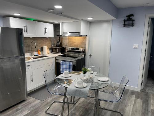 The Cozy Cove - Modern Private Basement Suite with Comfort & Charm, Free Parking, WiFi, Netflix Close to airport & 18 minutes to West Edmonton Mallにあるキッチンまたは簡易キッチン
