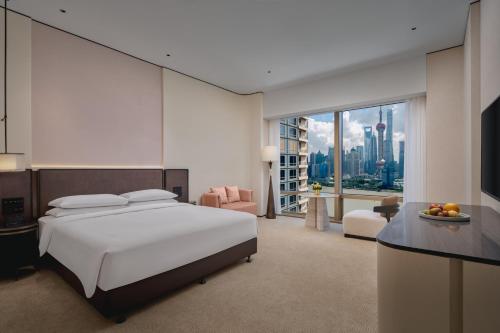 Hyatt on the Bund Shanghai - a Grand Hyatt hotel, most centrally located at HuangPu river banks in downtownにあるテレビまたはエンターテインメントセンター