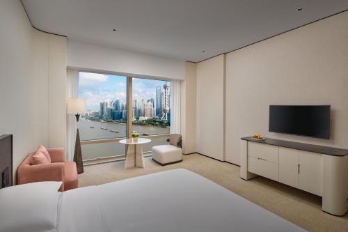 Hyatt on the Bund Shanghai - a Grand Hyatt hotel, most centrally located at HuangPu river banks in downtownにあるテレビまたはエンターテインメントセンター