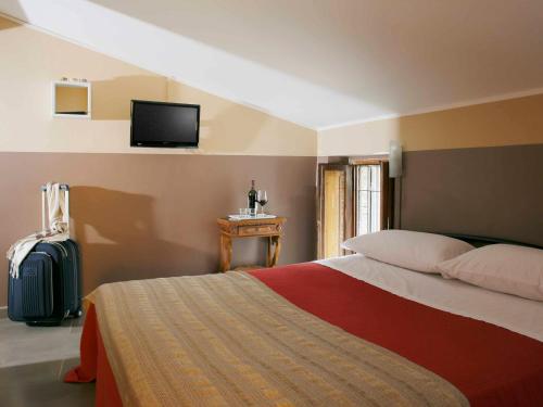 Säng eller sängar i ett rum på Hotel Properzio
