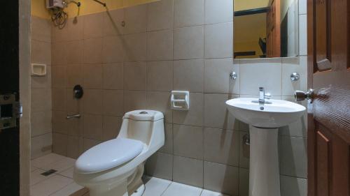 Bilik mandi di RedDoorz at Comfy Inn Ermita Manila