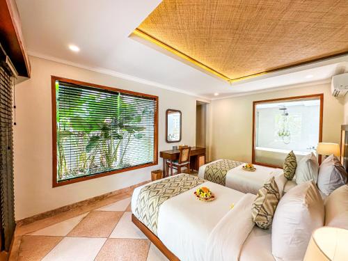Postel nebo postele na pokoji v ubytování Ghana Villa Seminyak by Pramana Villas