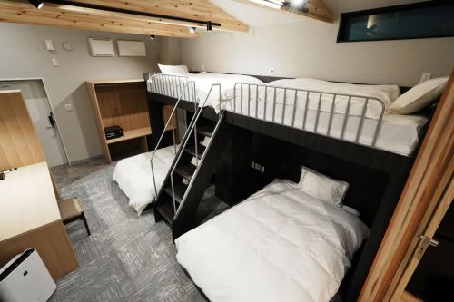 AraiにあるHotel Sobokuの二段ベッド2組(二段ベッド付)