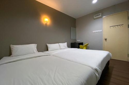クチンにあるLings Guesthouseのホテルの部屋にある大きな白いベッド
