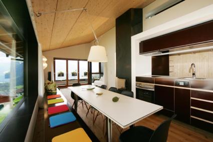 kuchnia ze stołem i krzesłami w pokoju w obiekcie LAMA Appartement w Lech am Arlberg