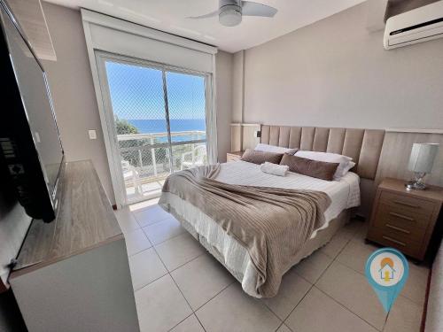 Un dormitorio con una cama con vista al mar. en N1401 VISTAMAR Amplo Club Praia Beto Carrero 4qrts, en Penha