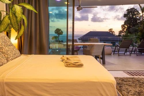 Ένα ή περισσότερα κρεβάτια σε δωμάτιο στο 4 Big Separate Apartments SeaView 8KingBeds v104