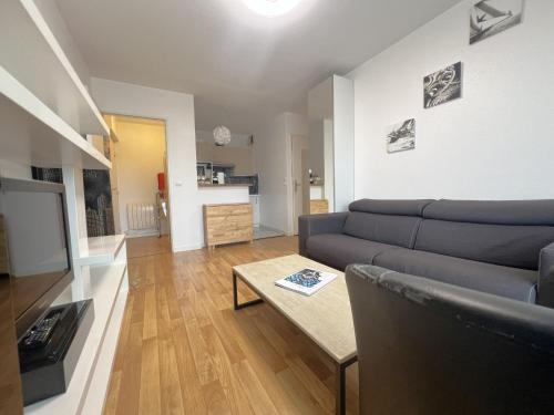 un salon avec un canapé et une table dans l'établissement Arcachon: Apt 4 pers, front de mer, parking, centre-ville - FR-1-474-32, à Arcachon