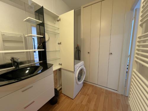- une buanderie avec un lave-linge et un sèche-linge dans l'établissement Arcachon: Apt 4 pers, front de mer, parking, centre-ville - FR-1-474-32, à Arcachon