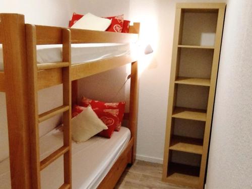 a bunk bed in a room with a mirror at Charmant 2 pièces cabine, au pied des pistes de Prapoutel, balcon sud-est, ascenseur, 6 pers - FR-1-771-55 in Les Adrets