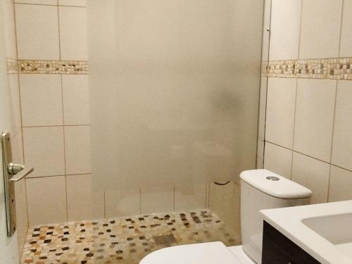 a bathroom with a shower and a toilet and a sink at Charmant 2 pièces cabine, au pied des pistes de Prapoutel, balcon sud-est, ascenseur, 6 pers - FR-1-771-55 in Les Adrets