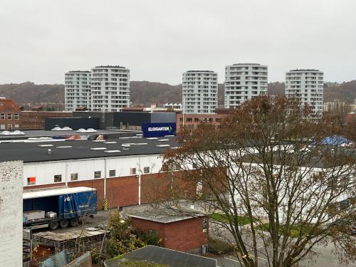 a view of a city with tall buildings and a truck at Byhuset - Hems 60 in Vejle