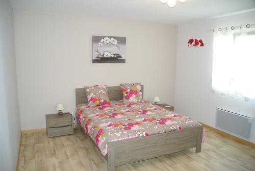 - une chambre avec un lit et du parquet dans l'établissement La Grimodière, à Ranville