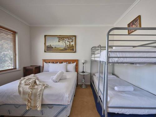 Katil atau katil-katil dalam bilik di Warraburra Beach Shack, Rosebud - entire house and your own private beach box!
