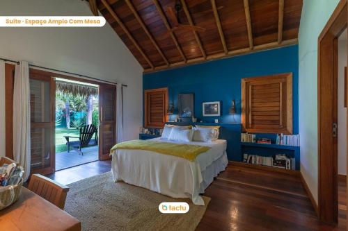 a bedroom with a bed in a room with blue walls at Villa Boungavilea Fortim Casa Frente Mar de Luxo in Fortim