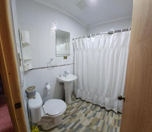 Bilik mandi di Cabaña familiar