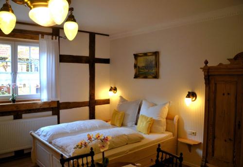 a bedroom with a bed with flowers on it at Hotel & Café Mohrenbrunnen in Eisenberg