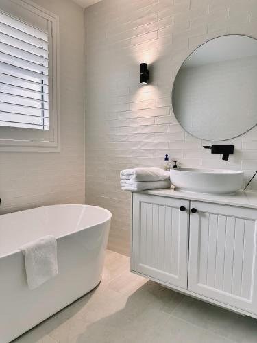 Un baño de 5BR, 3 toilets, 2 Baths - Exclusive Acreage Home