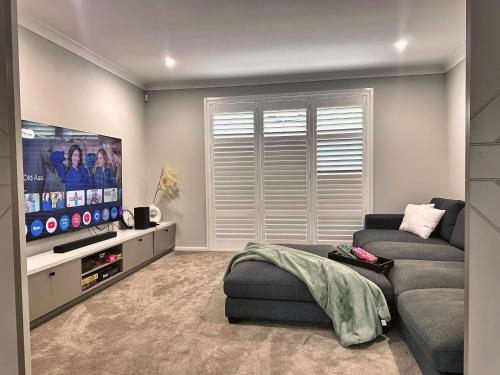 Una televisión o centro de entretenimiento en 5BR, 3 toilets, 2 Baths - Exclusive Acreage Home
