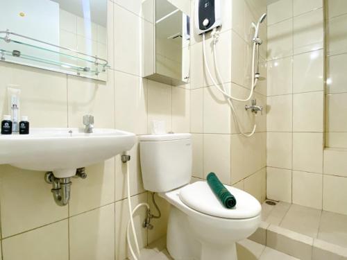 Ένα μπάνιο στο Homey and Nice 3BR at Springlake Summarecon Bekasi Apartment By Travelio