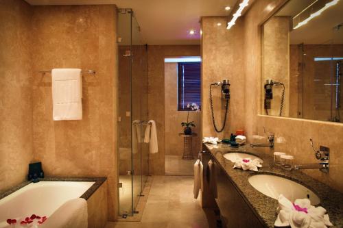 Koupelna v ubytování Grand Millennium Al Wahda Executive Apartments