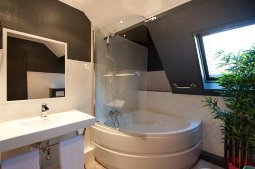 Gallery image of Hotel Le Prieur&eacute; et La R&eacute;sidence in Amiens