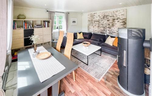 KvåsにあるKvåsnesetのソファとテーブルのあるリビングルーム