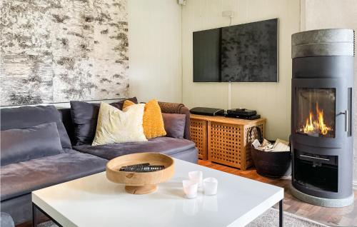 KvåsにあるKvåsnesetのソファと暖炉のあるリビングルーム