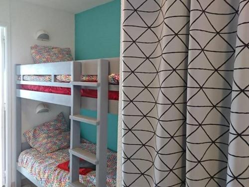 Cette chambre dispose de lits superposés. dans l'établissement Studio 4 pers à l'Alpe d'Huez avec balcon et animaux acceptés - FR-1-405-366, à Huez
