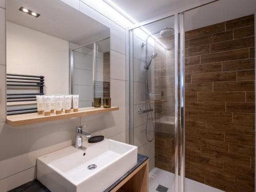 une salle de bain avec un lavabo et une douche dans l'établissement Appartement de standing proche des pistes avec accès bien-être et parking couvert - FR-1-809-10, aux Saisies