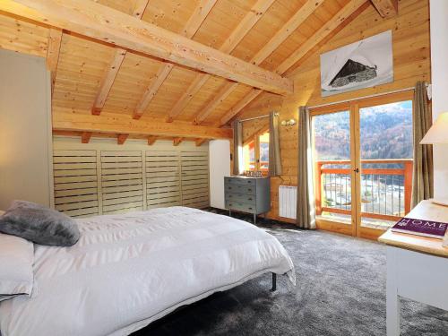 - une chambre avec un lit blanc dans une pièce dotée de plafonds en bois dans l'établissement Chalet familial à Bozel, 4 chambres, parking, proche Courchevel et Pralognan - FR-1-575-234, à Bozel