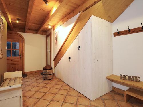 une chambre avec une porte de grange dans une maison dans l'établissement Chalet familial à Bozel, 4 chambres, parking, proche Courchevel et Pralognan - FR-1-575-234, à Bozel