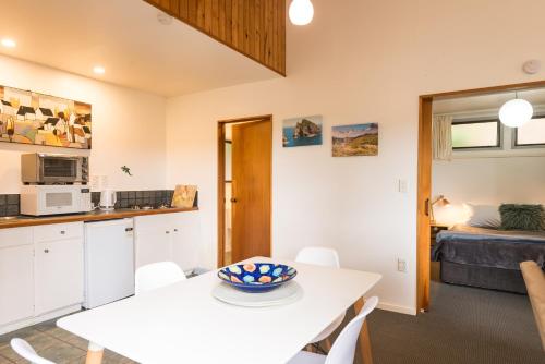 Una cocina o cocineta en Allure Lodge