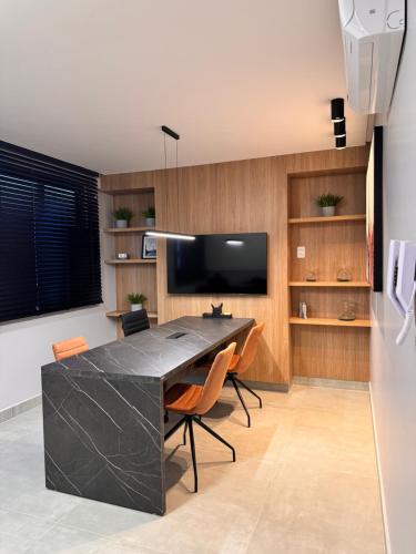 Studio Design 3 - 409にあるテレビまたはエンターテインメントセンター