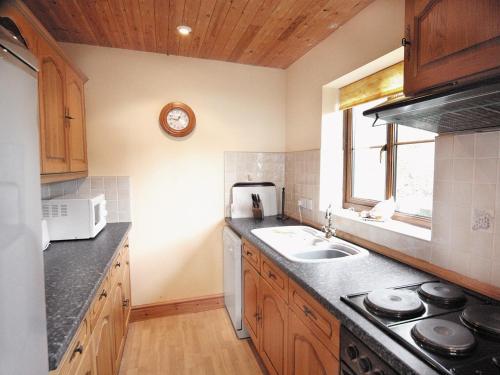 Kuchyň nebo kuchyňský kout v ubytování Coast View Cottage - Hw7745