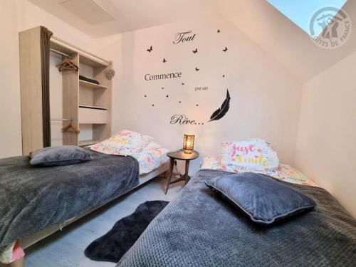Giường trong phòng chung tại Gîte familial tout inclus avec cour, terrasse et équipements équestres, proche du Parc Naturel de l'Avesnois - FR-1-510-190