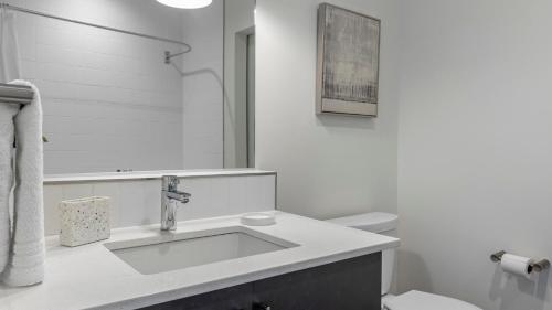 Et badeværelse på Spacious Resort style 2Bedroom 2Bath Oasis Pool Gym Desert Ridge