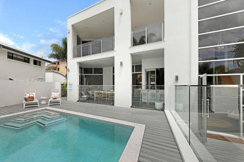 Πισίνα στο ή κοντά στο Luxurious 5 bedroom home 500m to Alexandra Headland beach