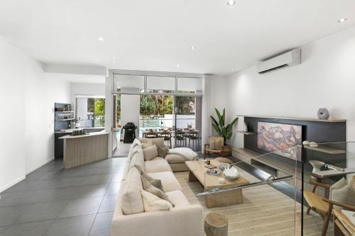 Χώρος καθιστικού στο Luxurious 5 bedroom home 500m to Alexandra Headland beach