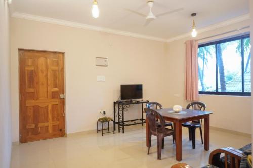 TV a/nebo společenská místnost v ubytování 1 BHK Private Apartment with a Balcony