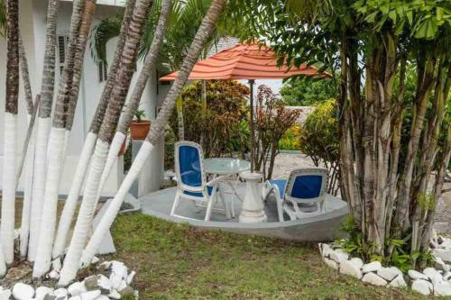 Oceandale Beachfront Villaにある庭