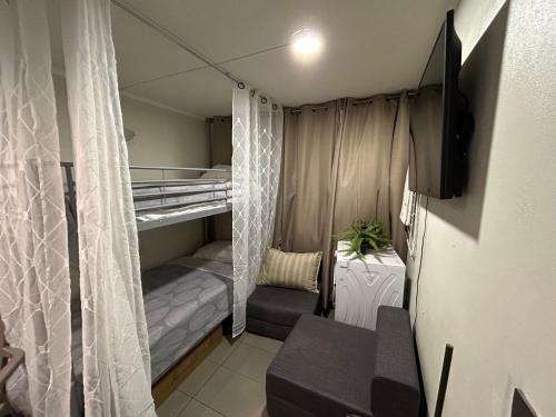 Tempat tidur dalam kamar di A23 Metro Matta Parque OHiggins