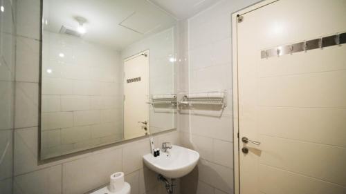 Koupelna v ubytování Cozy and Homey 2BR at Benson Supermall Mansion Apartment By Travelio